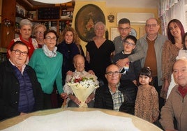 Pura con sus cuatro hijas y parte de la familia.