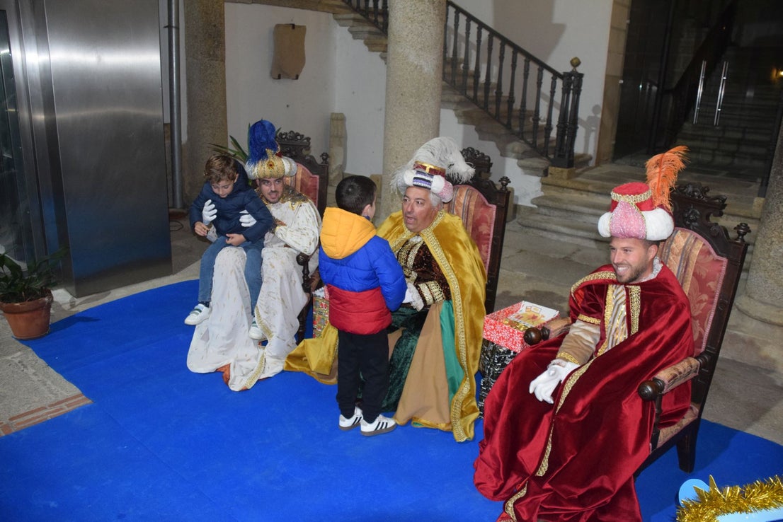 Decenas de menores entregan sus cartas a los pajes de los Reyes Magos