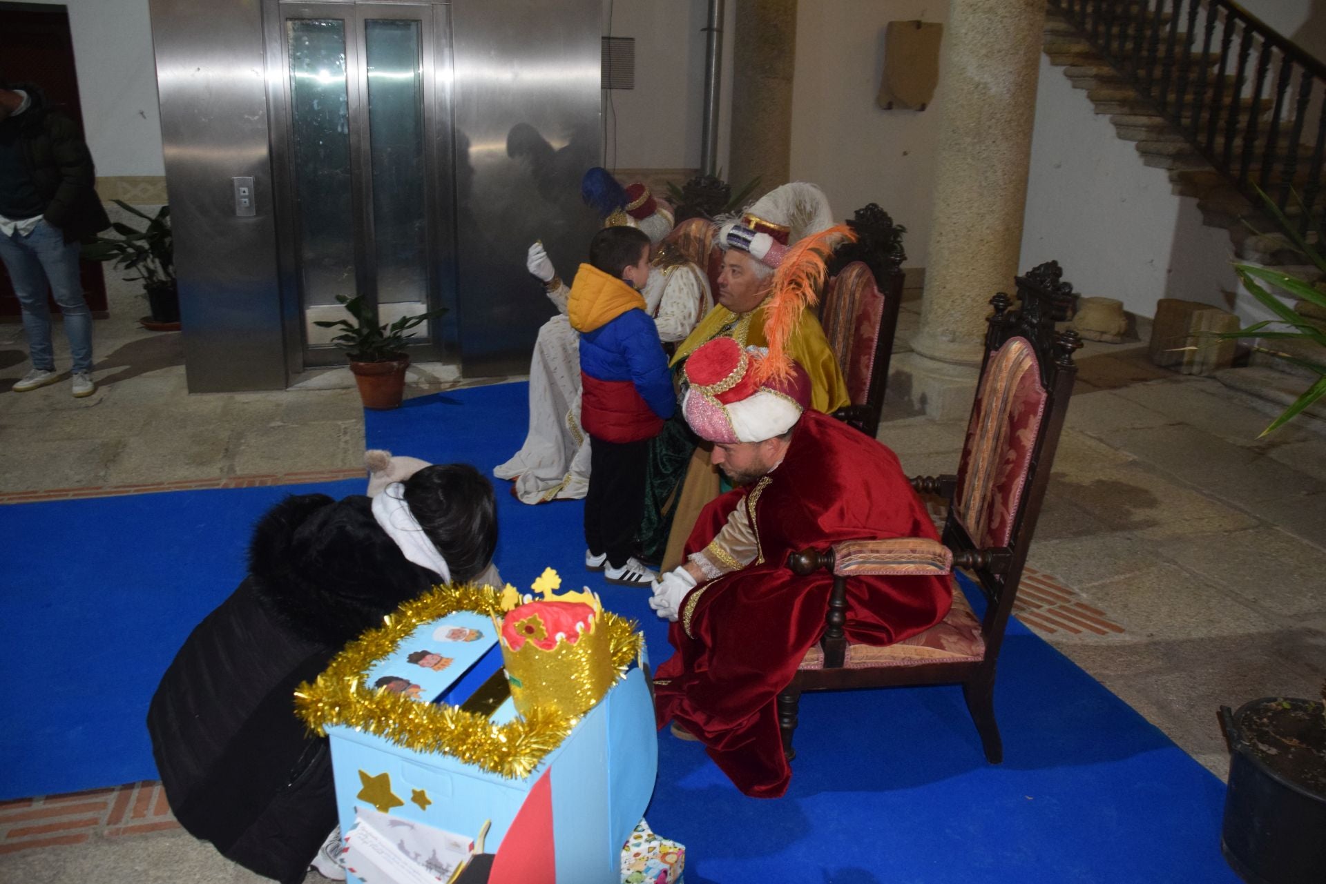 Decenas de menores entregan sus cartas a los pajes de los Reyes Magos