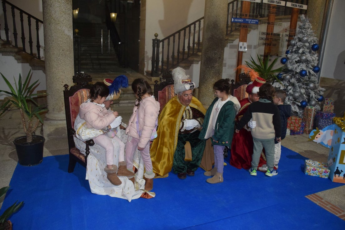 Decenas de menores entregan sus cartas a los pajes de los Reyes Magos