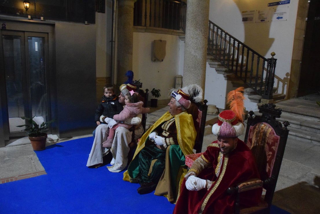 Decenas de menores entregan sus cartas a los pajes de los Reyes Magos