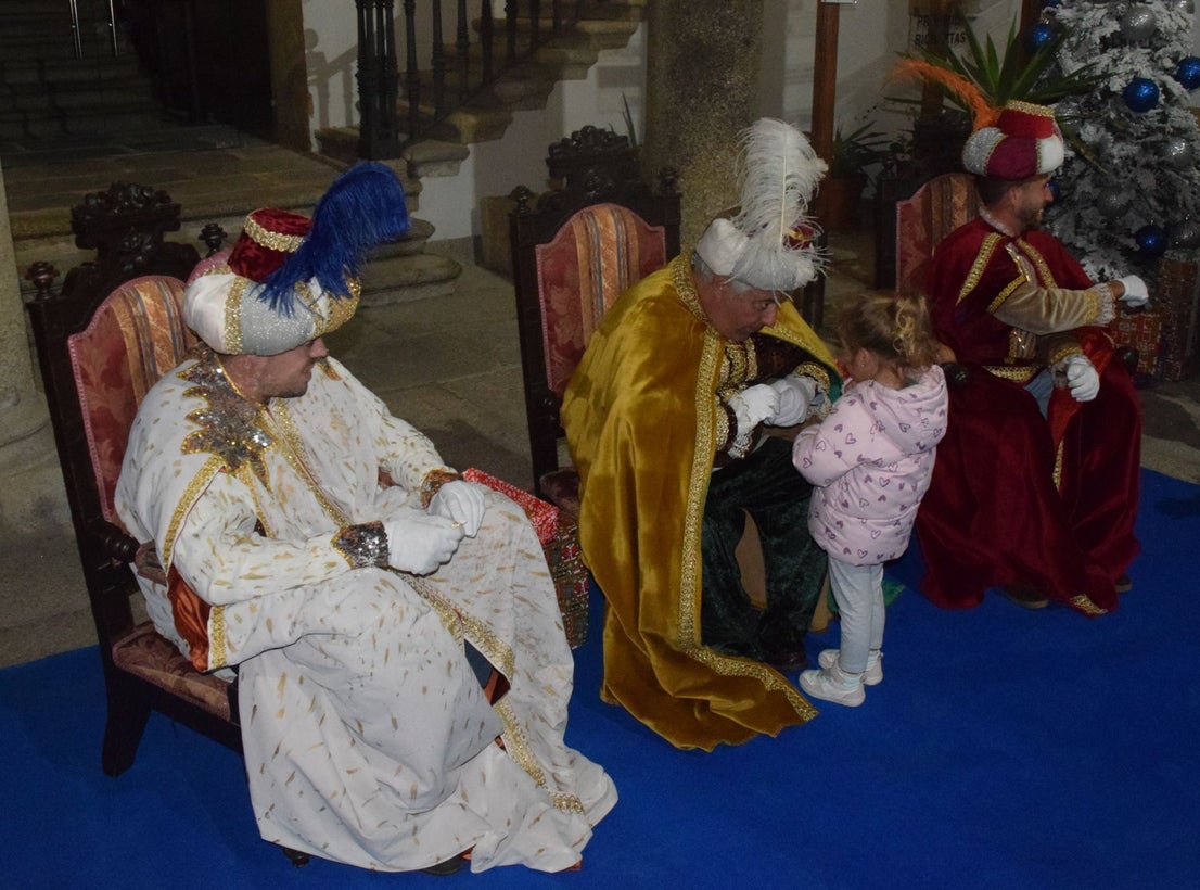 Decenas de menores entregan sus cartas a los pajes de los Reyes Magos