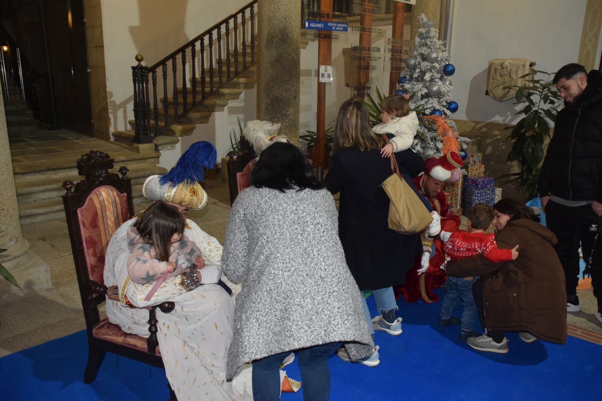 Decenas de menores entregan sus cartas a los pajes de los Reyes Magos