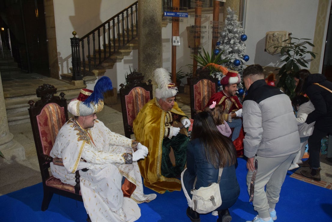 Decenas de menores entregan sus cartas a los pajes de los Reyes Magos