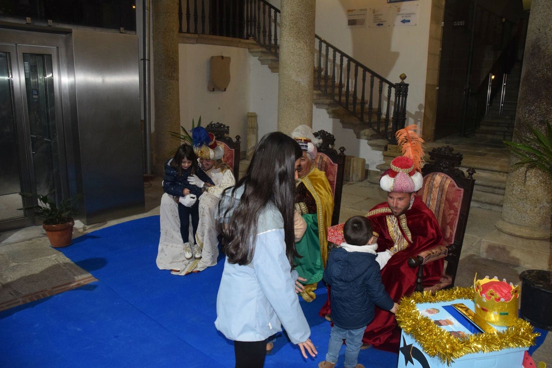Decenas de menores entregan sus cartas a los pajes de los Reyes Magos