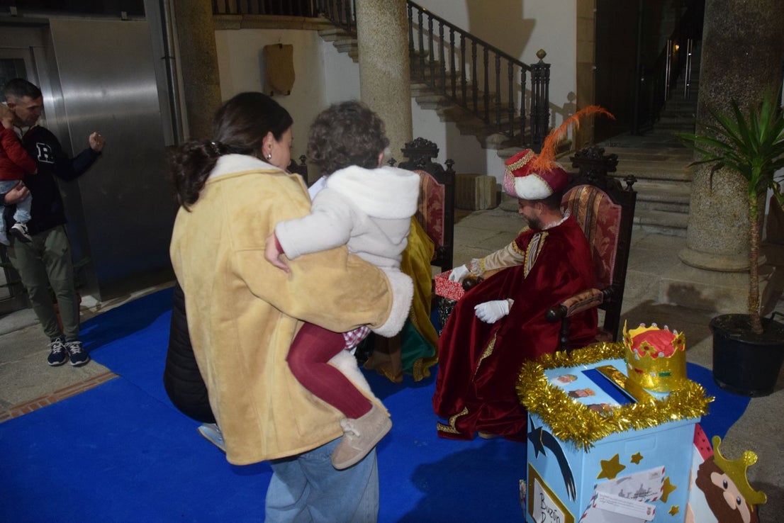 Decenas de menores entregan sus cartas a los pajes de los Reyes Magos