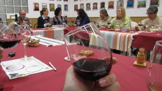 Adicomt imparte talleres de elaboración y cata de vino, así como de cerveza