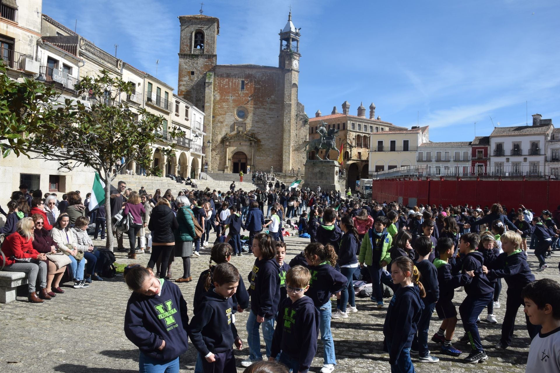 1.200 personas, entre alumnado y docentes, bailan el Chíviri