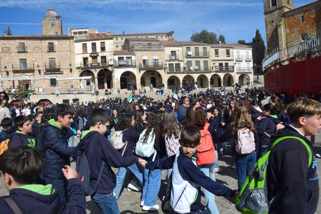 1.200 personas, entre alumnado y docentes, bailan el Chíviri