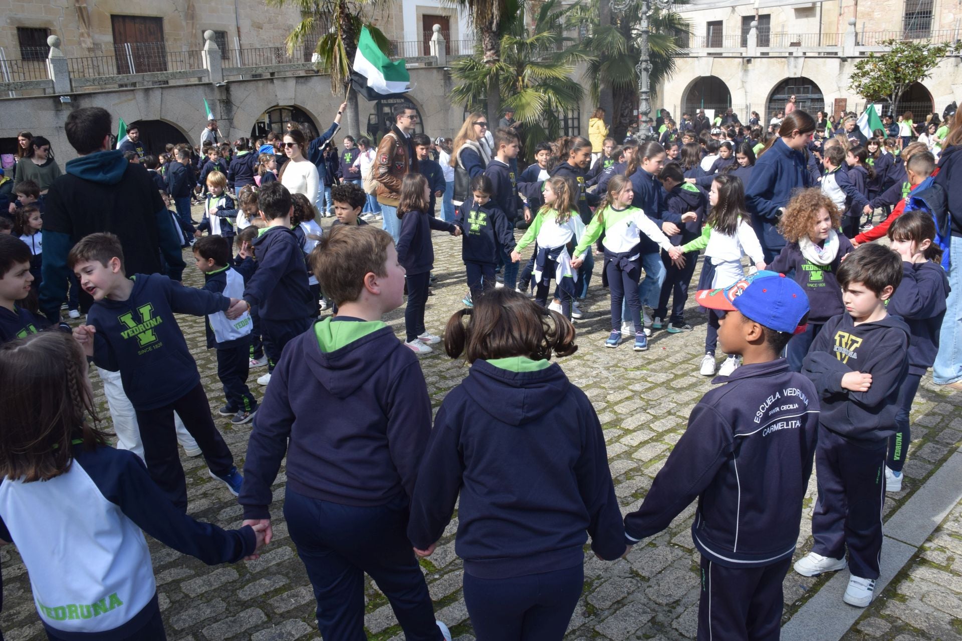 1.200 personas, entre alumnado y docentes, bailan el Chíviri