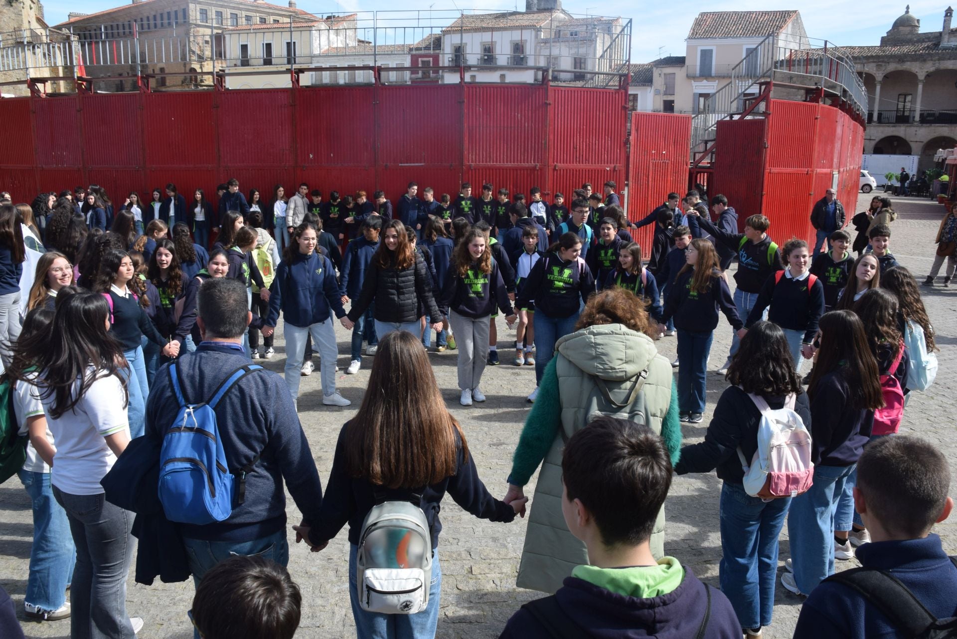 1.200 personas, entre alumnado y docentes, bailan el Chíviri