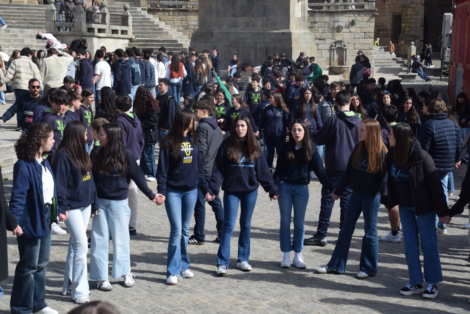 1.200 personas, entre alumnado y docentes, bailan el Chíviri