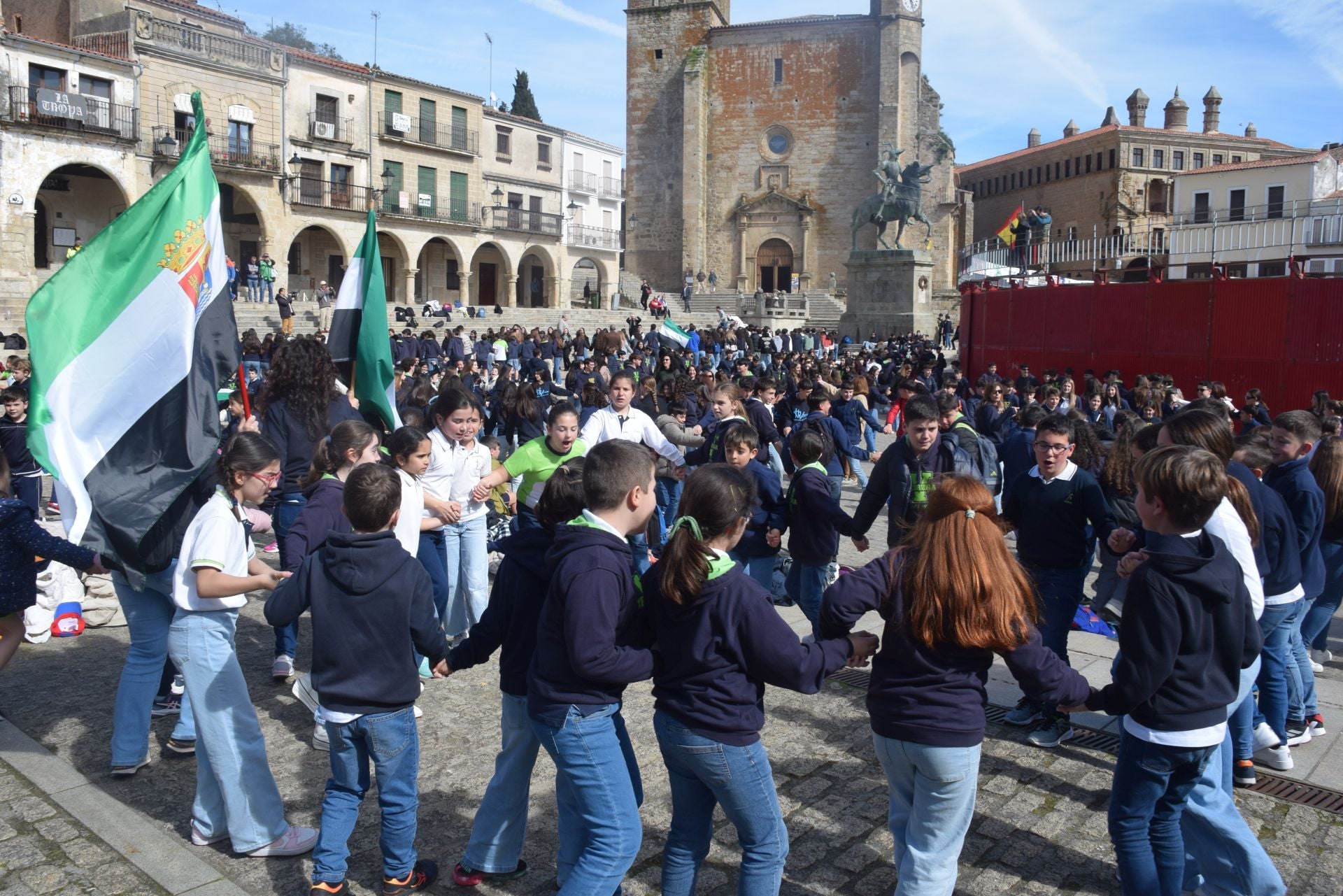 1.200 personas, entre alumnado y docentes, bailan el Chíviri