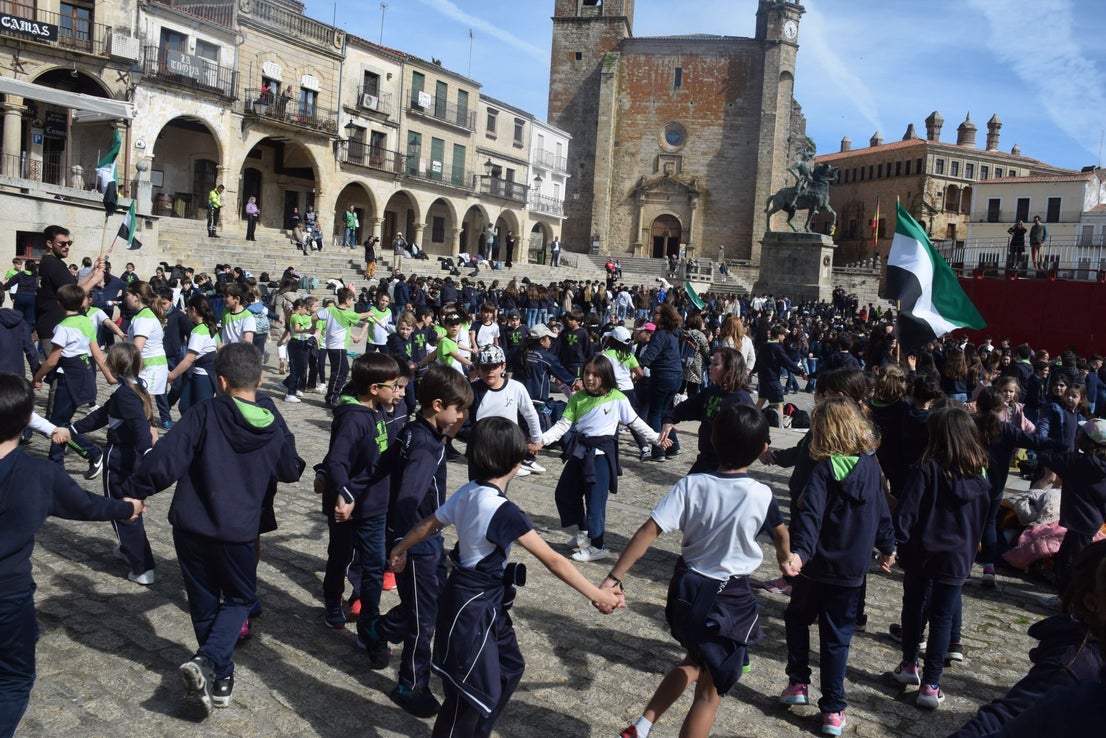 1.200 personas, entre alumnado y docentes, bailan el Chíviri