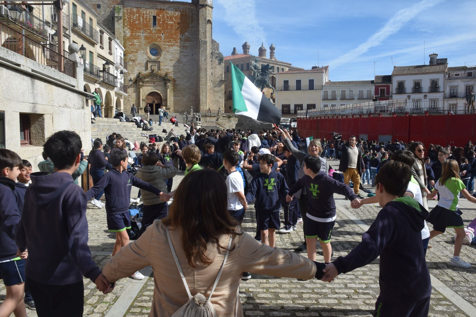 1.200 personas, entre alumnado y docentes, bailan el Chíviri