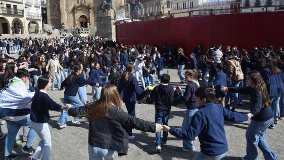 1.200 personas, entre alumnado y docentes, bailan el Chíviri