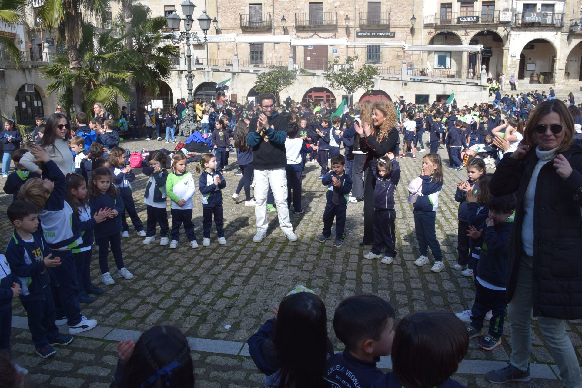 1.200 personas, entre alumnado y docentes, bailan el Chíviri