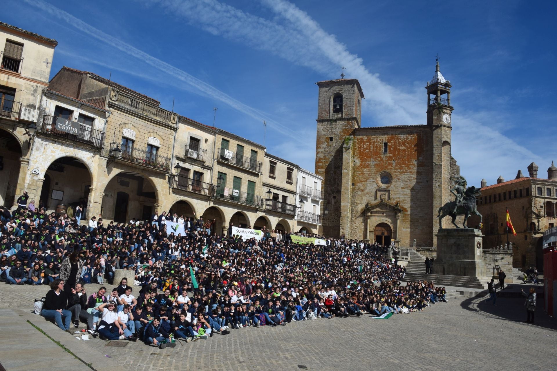 1.200 personas, entre alumnado y docentes, bailan el Chíviri