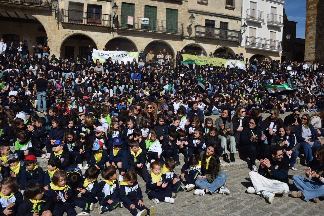 1.200 personas, entre alumnado y docentes, bailan el Chíviri