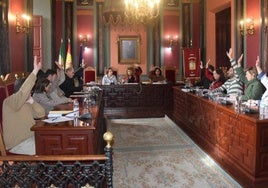 La corporación, votando una de las propuestas presentadas.