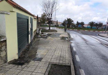 Lugar donde está saliendo el agua calle abajo.