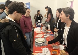 Participantes en la feria de FP, ayer.
