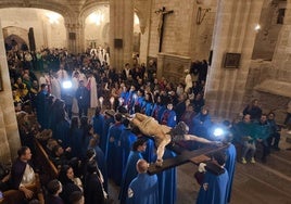 El mal tiempo hace que el Vía Crucis del Lunes Santo se celebre dentro de la iglesia