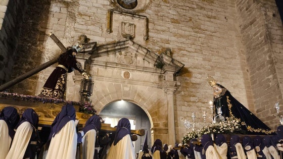 Paraguas y abrigos, presentes en los desfiles procesionales del Miércoles Santo