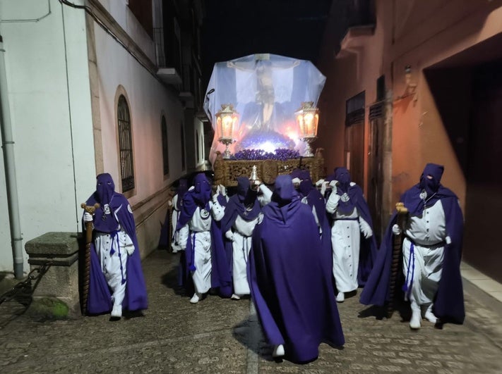 La lluvia trunca la ilusión de cofrades y nazarenos