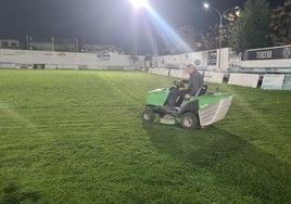 Trabajos del C. F. Trujillo para mantener el césped del Julián García de Guadiana.