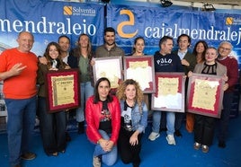 Los galardonados junt oa autoridades.