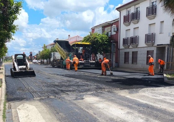 Operarios trabajando ayer, en la avenida de Madrid.