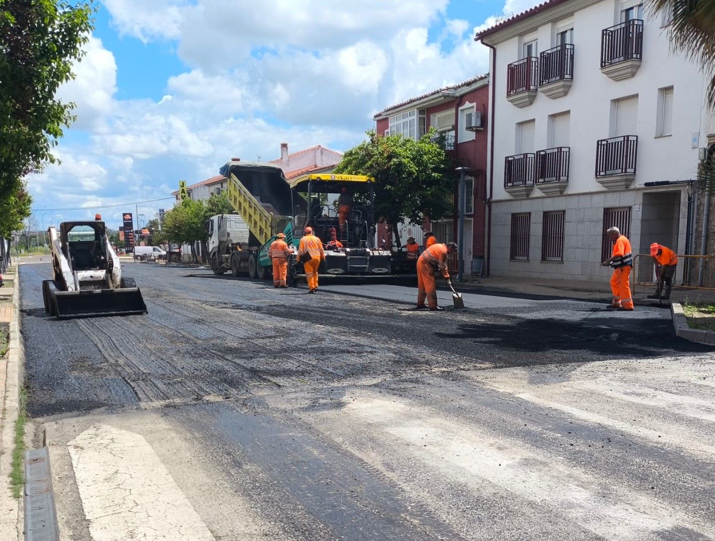 Operarios trabajando ayer, en la avenida de Madrid.