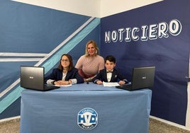 LA consjera con los presentadores.