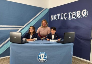 LA consjera con los presentadores.