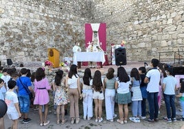 Participantes de la edición del año pasado en la ofrenda floral.