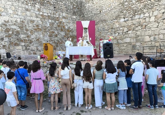 Participantes de la edición del año pasado en la ofrenda floral.