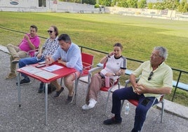 Ángel Díaz, en el centro, junto a algunos directivos del club.