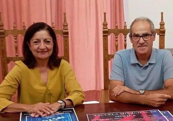 La concejala delegada, Consuelo Soriano, junto con el director de la Escuela de Música, Juan Franscisco Mateos,