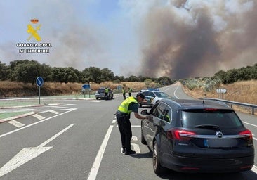El incendio de Plasenzuela obliga a cortar la autovía A-58 y la N-521 entre Cáceres y Trujillo