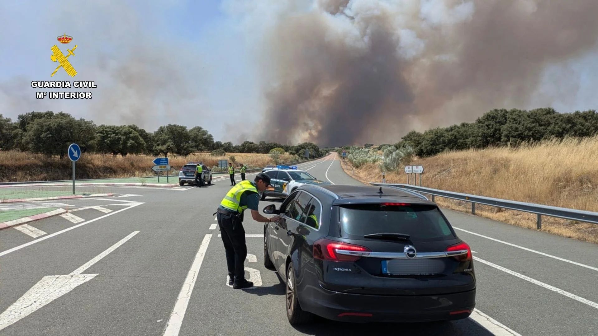 El incendio de Plasenzuela obliga a cortar la autovía A-58 y la N-521 entre Cáceres y Trujillo