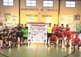 Los dos equipos justo antes de disputar la gran final, junto a los árbitros