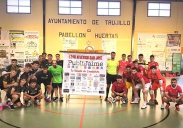Los dos equipos justo antes de disputar la gran final, junto a los árbitros