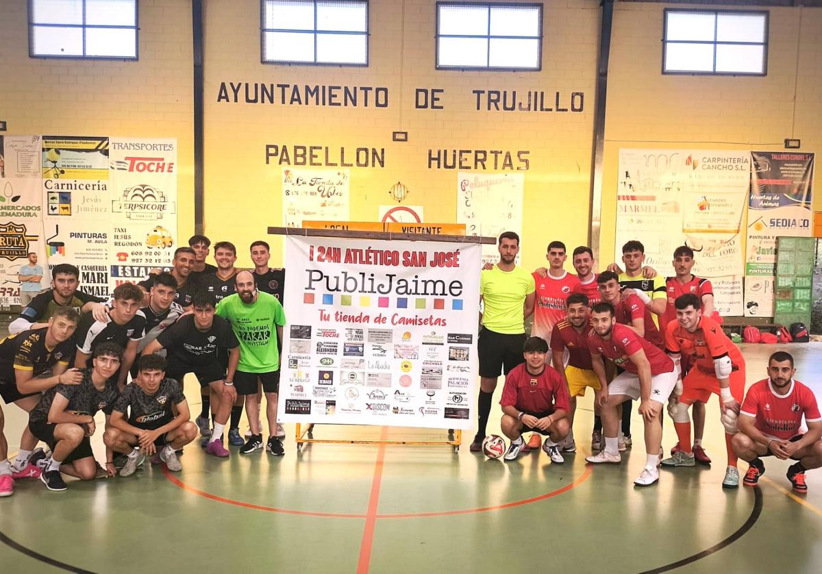 Los dos equipos justo antes de disputar la gran final, junto a los árbitros