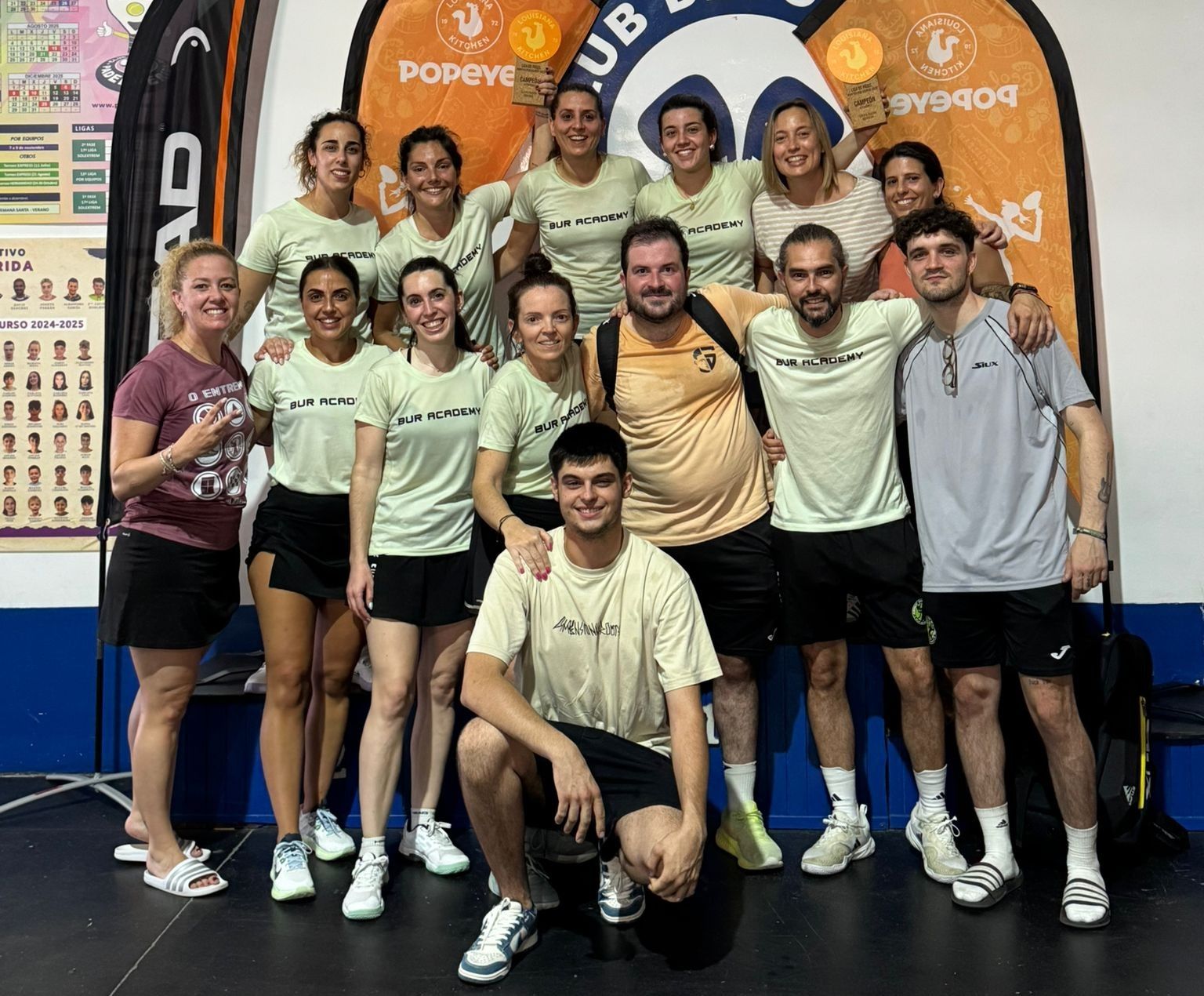 Integrantes del equipo masculino y femenino del club trujillano.