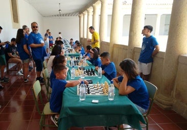 integrantes de la escuela de la ajedrez en el torneo de clausura