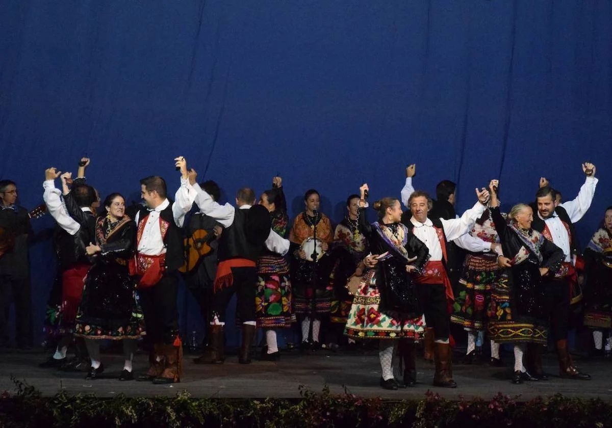 Integrantes de los Coros y Danzas Virgen del Rosario