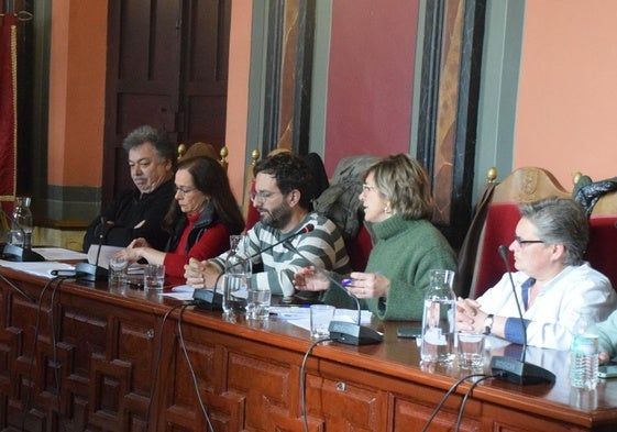 Manuela Ortega, junto a sus compañeros del PSOE en el Ayuntamiento.