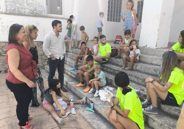 Los dirigentes políticos en la visita al campamento en Belén.