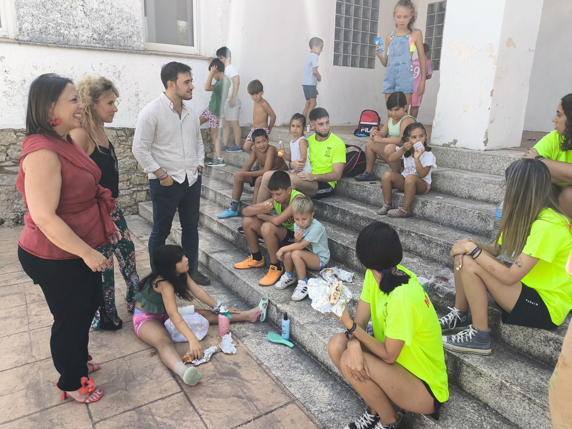 Los dirigentes políticos en la visita al campamento en Belén.